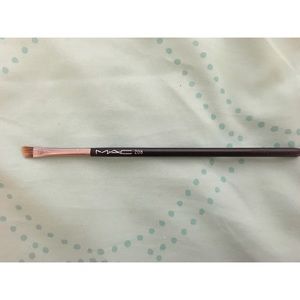 MAC Cosmetics 208 Angled Brush